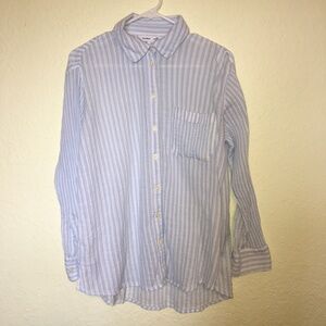 Old Navy the boyfriend shirt. Size S.